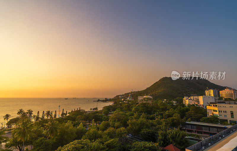 全景的沿海Vung Tau的看法，从上面，海浪，海岸线，街道，椰子树和陶凤山在越南。海上美丽的日落。